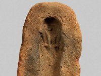 Aeg T 5  Aeg T 5, Spätzeit, Form für Uschebtis, Roter Ton, H 10,0 cm, B 5,5 cm, T 2,9 cm : Bestandskatalog Ägypten, Museumsfoto: Claus Cordes